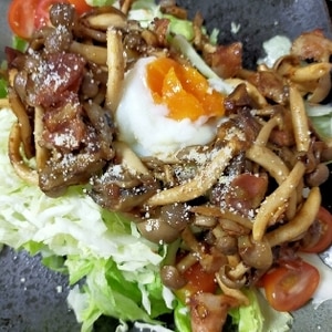 スパイシィーなカレー風味！きのこのホットサラダ